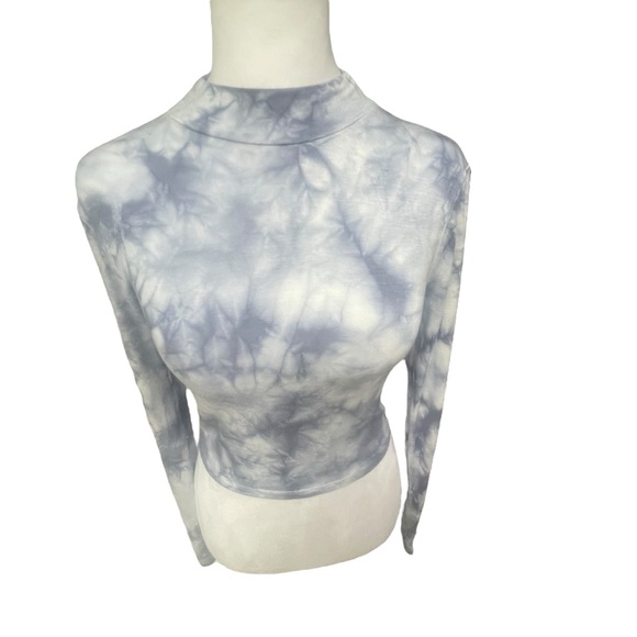 Aeropostale. Sz Small. Crop Top.. Small hole Rt arm. - Picture 3 of 16